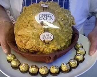 Гигантская конфета Ferrero Rocher, обжаренная в кляре